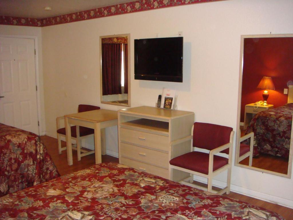 Eagle Pass Inn Room photo