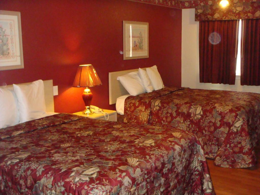 Eagle Pass Inn Room photo