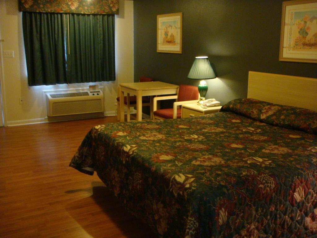 Eagle Pass Inn Room photo